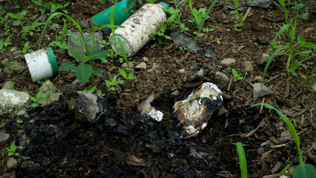 Los envases de plaguicidas vacíos, en ocasiones, son quemados, reusados o mezclados con la basura común.