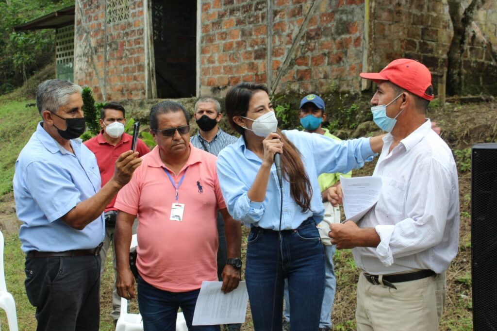 La ministra del ramo, Tanlly Vera, mantuvo reuniones con productores en Manabí.