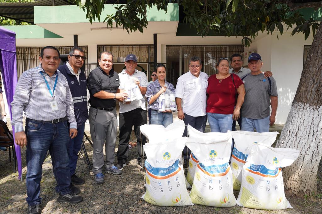 Fertilizantes, fungicidas y bioestimulantes fueron parte de las ayudas que recibieron productos de Manabí durante un recorrido del MAG.