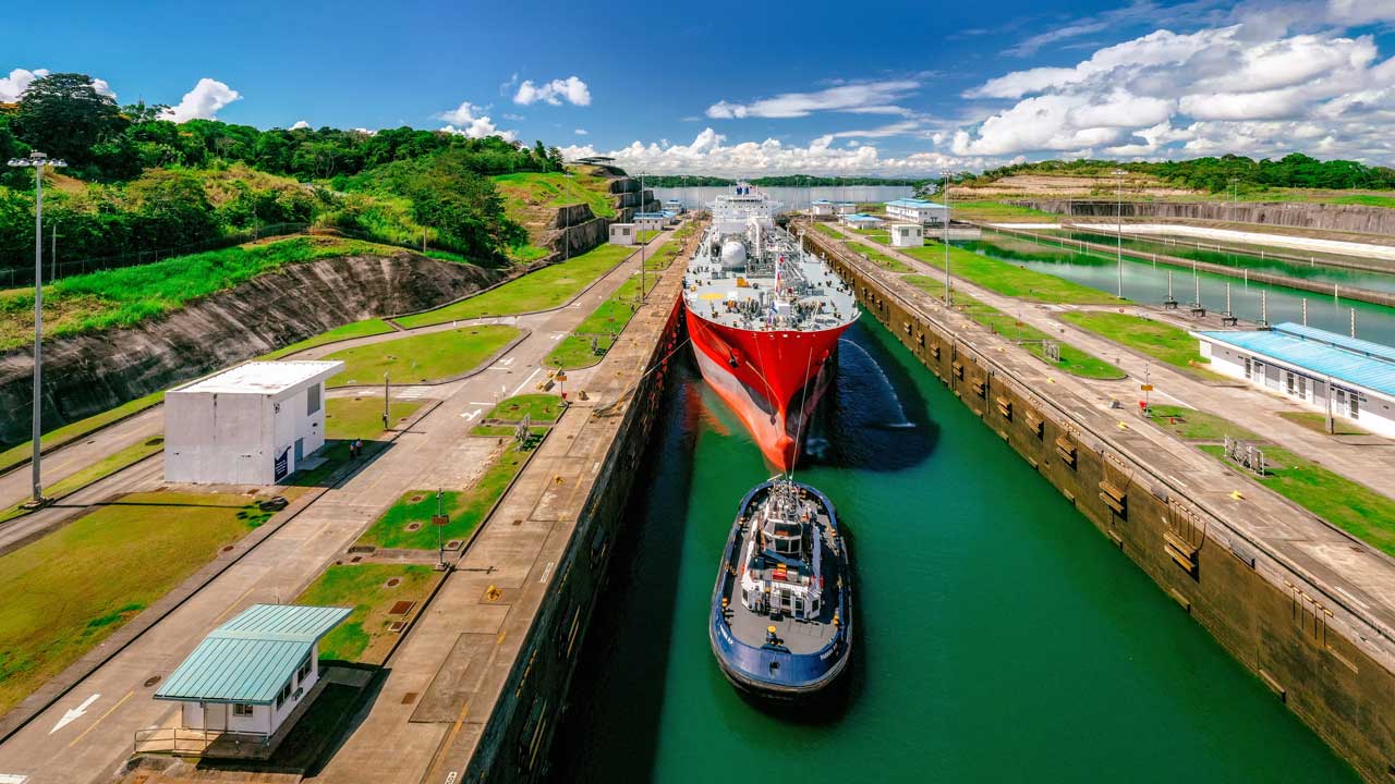 Más de 120 buques esperan cruzar por el Canal de Panamá Tierra y Mar