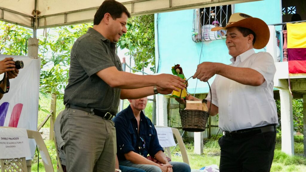 El ministro de Agricultura y Ganadería, Danilo Palacios, presidió el evento de entrega a ayuda a productores de Jujan.