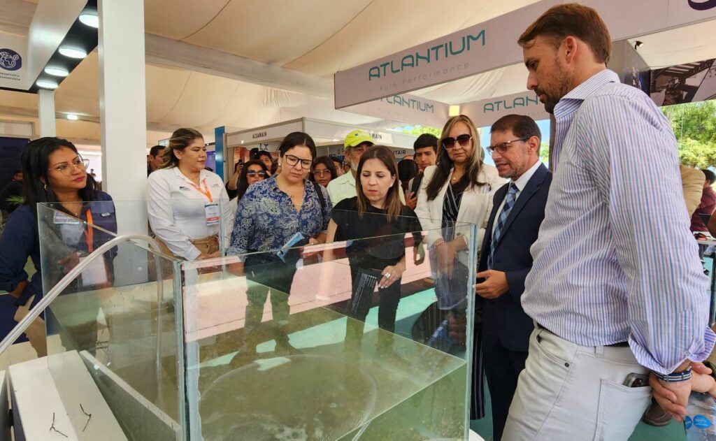 En la feria comercial del evento participaron stands de insumos, sistemas, tecnologías, productos y servicios, dirigidos al sector acuícola y público interesado.