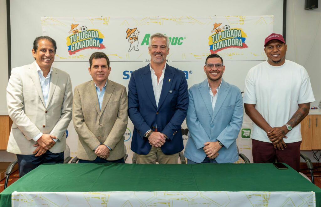 José Francisco Cevallos, exseleccionado y mundialista de Ecuador; Gustavo Wray, gerente general de Agripac; Nicholas Armstrong, vicepresidente y director comercial de Agripac; Andrés Noboa, Gerente de la División Agrícola de Agripac; y Máximo Banguera, exarquero de la selección.