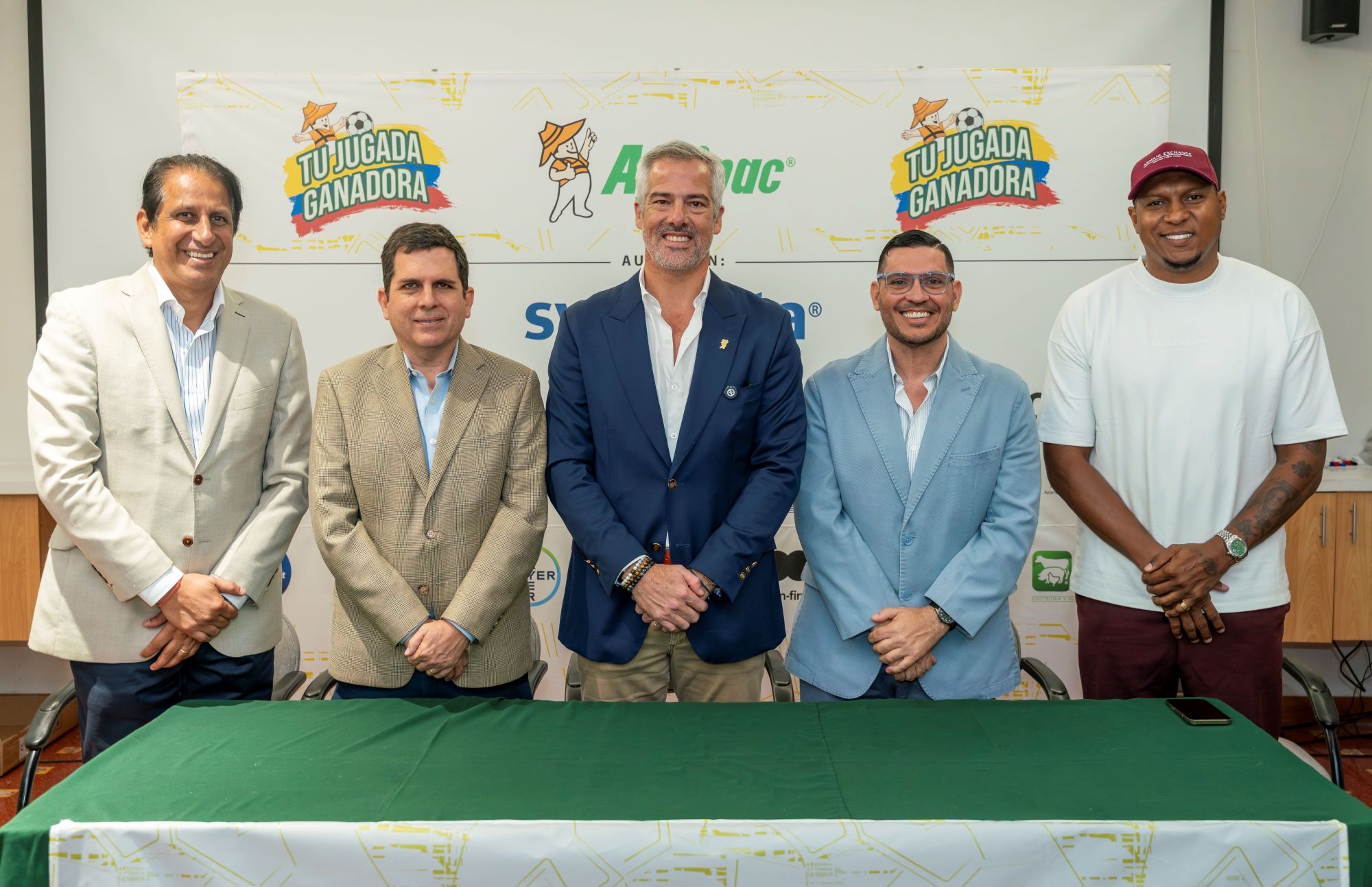 José Francisco Cevallos, exseleccionado y mundialista de Ecuador; Gustavo Wray, gerente general de Agripac; Nicholas Armstrong, vicepresidente y director comercial de Agripac; Andrés Noboa, Gerente de la División Agrícola de Agripac; y Máximo Banguera, exarquero de la selección.